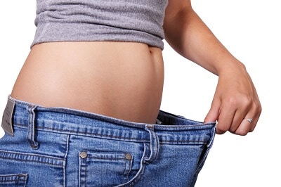 A slim girl wearing a loose jeans- Illustration of inch loss.