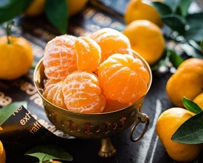 A bowl of oranges